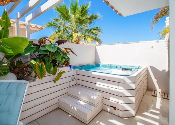 Luxury 3bd With Premium Amenities, Jacuzzi, Private Parking * بالم مار