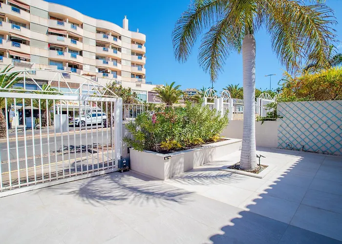 Luxury 3bd With Premium Amenities, Jacuzzi, Private Parking شقة